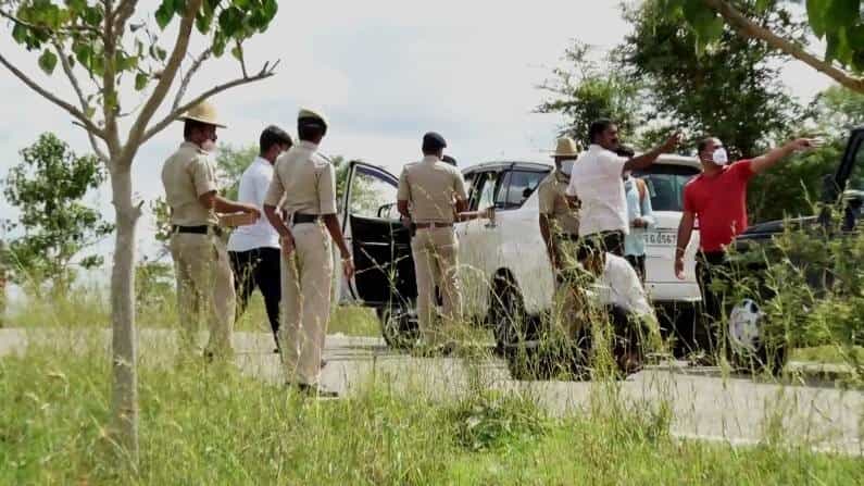 ಮೈಸೂರು ಸಾಮೂಹಿಕ ಅತ್ಯಾಚಾರ ಪ್ರಕರಣ: ಆರೋಪಿಗಳು ಪೊಲೀಸರ ಬಲೆಗೆ ಬೀಳಲು ಈ ಸುಳಿವುಗಳೇ ಮುಖ್ಯ ಕಾರಣ ಮೈಸೂರು ಸಾಮೂಹಿಕ ಅತ್ಯಾಚಾರ ಪ್ರಕರಣ: ಆರೋಪಿಗಳು ಪೊಲೀಸರ ಬಲೆಗೆ ಬೀಳಲು ಈ ಸುಳಿವುಗಳೇ ಮುಖ್ಯ ಕಾರಣ