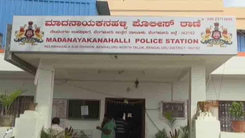 ಅಮೇಜಾನ್ ಡಿಲಿವರಿ ಬಾಯ್ನಿಂದ ವಂಚನೆ ಆರೋಪ ಪ್ರಕರಣ: ಇಬ್ಬರ ವಿರುದ್ಧ ಎಫ್ಐಆರ್ ಅಮೇಜಾನ್ ಡಿಲಿವರಿ ಬಾಯ್ನಿಂದ ವಂಚನೆ ಆರೋಪ ಪ್ರಕರಣ: ಇಬ್ಬರ ವಿರುದ್ಧ ಎಫ್ಐಆರ್