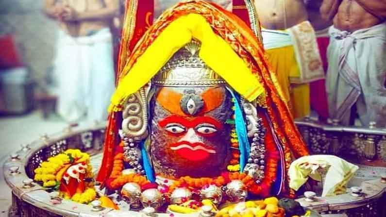 3. ಮಹಾಕಾಳೇಶ್ವರ ಜ್ಯೋತಿರ್ಲಿಂಗ, ಮಧ್ಯಪ್ರದೇಶ (Mahakaleshwar Jyotirlinga, Madhya Pradesh): ಮಹಾಕಾಳೇಶ್ವರ ಜ್ಯೋತಿರ್ಲಿಂಗ ಮಧ್ಯಪ್ರದೇಶದ ಉಜ್ಜಯಿನಿಯ ಕ್ಷಿಪ್ರ ನದಿಯ ದಡದಲ್ಲಿದೆ. ದೈನಂದಿನ ಭಾಷ್ಮ ಆರತಿ ಪ್ರಪಂಚದಾದ್ಯಂತ ಪ್ರಸಿದ್ಧವಾಗಿರುವ ಏಕೈಕ ದಕ್ಷಿಣ ಮುಖಿ ಜ್ಯೋತಿರ್ಲಿಂಗ ಇದು. ಹಾಗೂ ಕ್ಷಿಪ್ರ ನದಿ ತೀರದಲ್ಲಿ ಮಂತ್ರ ಶಕ್ತಿಯಿಂದ ಉದ್ಭವಿಸಿದ ಏಕೈಕ ಸ್ವಯಂಭೂ ಜ್ಯೋತಿರ್ಲಿಂಗ. ಇಲ್ಲಿನ ಕಾಲಭೈರವನಿಗೆ ಮದ್ಯದ ನೈವೇದ್ಯ ಅರ್ಪಿಸಲಾಗುತ್ತೆ.