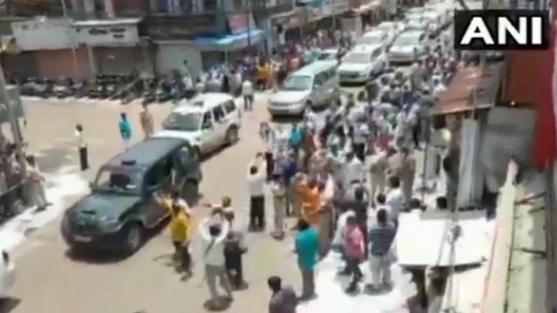 ಪ್ರವಾಹ ಪರಿಸ್ಥಿತಿ ವೀಕ್ಷಣೆಗೆ ಹೊರಟಿದ್ದ ಮುಖ್ಯಮಂತ್ರಿಯನ್ನು ತಡೆಯಲು ಪ್ರಯತ್ನಿಸಿದ ಬಿಜೆಪಿ ಕಾರ್ಯಕರ್ತರು; ಮಹಾರಾಷ್ಟ್ರದಲ್ಲಿ ಸಂಘರ್ಷ ಪ್ರವಾಹ ಪರಿಸ್ಥಿತಿ ವೀಕ್ಷಣೆಗೆ ಹೊರಟಿದ್ದ ಮುಖ್ಯಮಂತ್ರಿಯನ್ನು ತಡೆಯಲು ಪ್ರಯತ್ನಿಸಿದ ಬಿಜೆಪಿ ಕಾರ್ಯಕರ್ತರು; ಮಹಾರಾಷ್ಟ್ರದಲ್ಲಿ ಸಂಘರ್ಷ