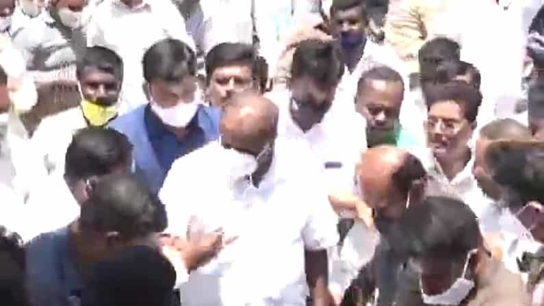 ಜನರಿಗೊಂದು ನ್ಯಾಯ, ರಾಜಕಾರಣಿಗಳಿಗೊಂದು ನ್ಯಾಯ?; ಎಚ್ಡಿ ಕುಮಾರಸ್ವಾಮಿ ಸಮ್ಮುಖದಲ್ಲೇ ಕೊರೊನಾ ನಿಯಮ ಉಲ್ಲಂಘನೆ ಜನರಿಗೊಂದು ನ್ಯಾಯ, ರಾಜಕಾರಣಿಗಳಿಗೊಂದು ನ್ಯಾಯ?; ಎಚ್ಡಿ ಕುಮಾರಸ್ವಾಮಿ ಸಮ್ಮುಖದಲ್ಲೇ ಕೊರೊನಾ ನಿಯಮ ಉಲ್ಲಂಘನೆ