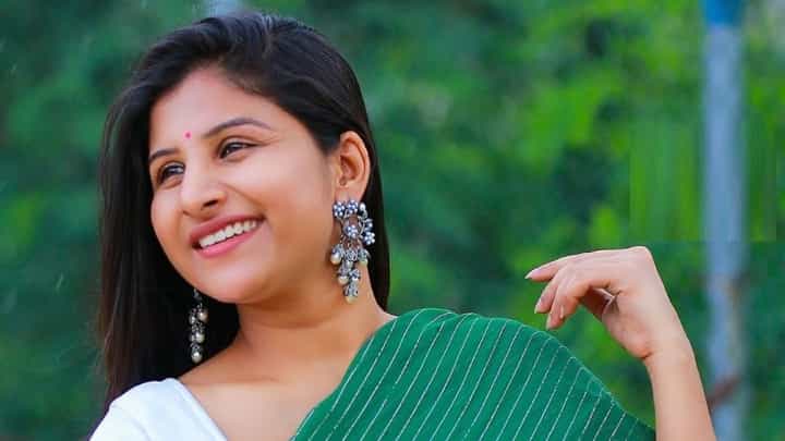 ಬಿಗ್ ಬಾಸ್ನಲ್ಲಿ ‘ಕಣ್ಣೇ ಅದಿರಿಂದಿ’ ಗಾಯಕಿ ಮಂಗ್ಲಿ? ಹೆಚ್ಚಿತು ವೀಕ್ಷಕರ ನಿರೀಕ್ಷೆ ಬಿಗ್ ಬಾಸ್ನಲ್ಲಿ ‘ಕಣ್ಣೇ ಅದಿರಿಂದಿ’ ಗಾಯಕಿ ಮಂಗ್ಲಿ? ಹೆಚ್ಚಿತು ವೀಕ್ಷಕರ ನಿರೀಕ್ಷೆ