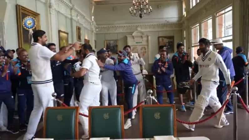 India vs England 2nd Test: ದಾಖಲೆಯ ಜೊತೆಯಾಟ ಆಡಿ ಡ್ರೆಸ್ಸಿಂಗ್ ರೂಮ್ಗೆ ಬಂದ ಶಮಿ-ಬುಮ್ರಾಗೆ ಬಿಗ್ ಸರ್ಪ್ರೈಸ್ India vs England 2nd Test: ದಾಖಲೆಯ ಜೊತೆಯಾಟ ಆಡಿ ಡ್ರೆಸ್ಸಿಂಗ್ ರೂಮ್ಗೆ ಬಂದ ಶಮಿ-ಬುಮ್ರಾಗೆ ಬಿಗ್ ಸರ್ಪ್ರೈಸ್