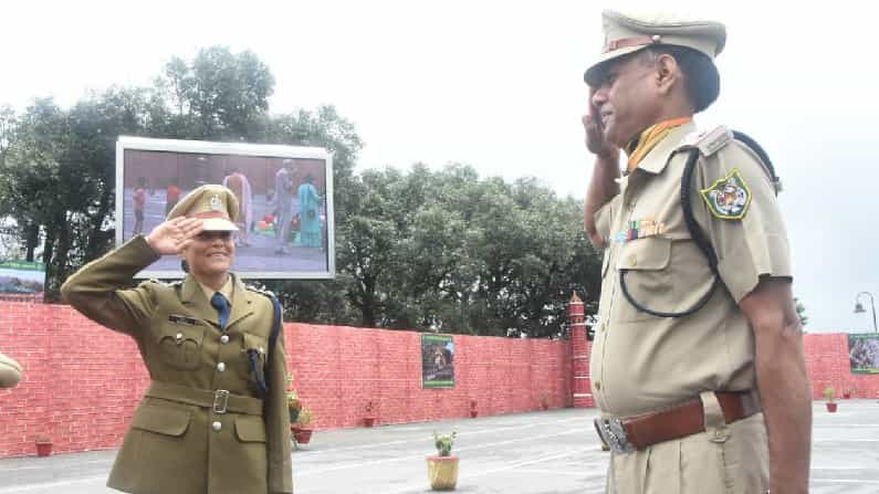 ITBP: ಖಾಕಿ ತೊಟ್ಟು ತನ್ನ ಮುಂದೆ ಅಧಿಕಾರಿಯಾಗಿ ನಿಂತ ಮಗಳಿಗೆ ಹೆಮ್ಮೆಯಿಂದ ಸೆಲ್ಯೂಟ್ ಹೊಡೆದ ಇನ್ಸ್ಪೆಕ್ಟರ್ ತಂದೆ ITBP: ಖಾಕಿ ತೊಟ್ಟು ತನ್ನ ಮುಂದೆ ಅಧಿಕಾರಿಯಾಗಿ ನಿಂತ ಮಗಳಿಗೆ ಹೆಮ್ಮೆಯಿಂದ ಸೆಲ್ಯೂಟ್ ಹೊಡೆದ ಇನ್ಸ್ಪೆಕ್ಟರ್ ತಂದೆ