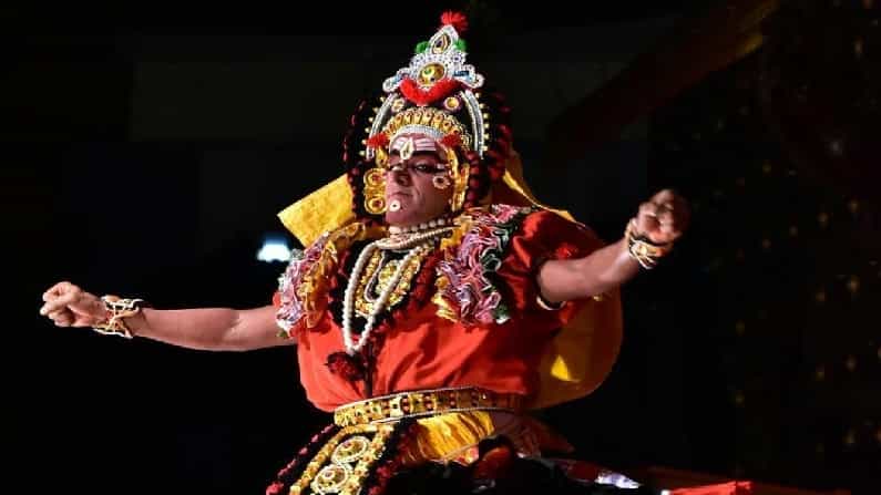 ಮೂಡಬಿದಿರೆಯಲ್ಲಿ ವೇದಿಕೆಯಲ್ಲಿ ಕುಣಿಯುವಾಗಲೇ ಕುಸಿದು ಬಿದ್ದ ಯಕ್ಷಗಾನ ಕಲಾವಿದ ಮೂಡಬಿದಿರೆಯಲ್ಲಿ ವೇದಿಕೆಯಲ್ಲಿ ಕುಣಿಯುವಾಗಲೇ ಕುಸಿದು ಬಿದ್ದ ಯಕ್ಷಗಾನ ಕಲಾವಿದ