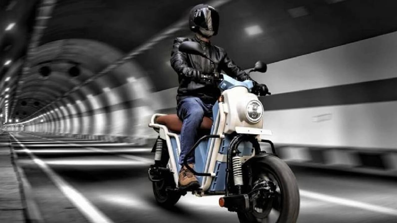 eBikeGo ಕಂಪೆನಿಯು ಭಾರತೀಯ ಮಾರುಕಟ್ಟೆಗೆ ರಗಡ್ ಎಲೆಕ್ಟ್ರಿಕ್ ಸ್ಕೂಟರ್ಗಳನ್ನು ಪರಿಚಯಿಸಿದೆ. ಜಿ 1 ಮತ್ತು ಜಿ 1+ ಹೆಸರಿನ ಈ ಸ್ಕೂಟರ್ಗಳು ಫೇಮ್ II ಸಬ್ಸಿಡಿಯನ್ನು ಒಳಗೊಂಡಿರುವುದು ವಿಶೇಷ. ಹಾಗೆಯೇ ರಾಜ್ಯ ಮಟ್ಟದ ಸಬ್ಸಿಡಿ ದೊರೆತರೆ, ಈ ಸ್ಕೂಟರ್ ಕಡಿಮೆ ಬೆಲೆಗೆ ಗ್ರಾಹಕರ ಕೈಗೆಟುಕಲಿದೆ ಎಂದು ಕಂಪೆನಿ ತಿಳಿಸಿದೆ.