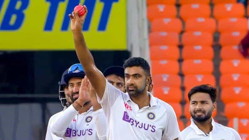 ಇಂಗ್ಲೆಂಡ್ ವಿರುದ್ದದ ಟೆಸ್ಟ್ ಸರಣಿಯಲ್ಲಿ ಟೀಮ್ ಇಂಡಿಯಾ ಅನುಭವಿ ಸ್ಪಿನ್ನರ್ ರವಿಚಂದ್ರನ್ ಅಶ್ವಿನ್ ಸತತ ಮೂರು ಪಂದ್ಯಗಳಲ್ಲಿ ಬೆಂಚ್ ಕಾದಿದಿದ್ದಾರೆ. ಮೊದಲ ಪಂದ್ಯದಲ್ಲಿ ನಾಲ್ವರು ವೇಗಿಗಳನ್ನು ಕಣಕ್ಕಿಳಿಸಿ ಯಶಸ್ಸು ಸಾಧಿಸಿದ್ದ ಟೀಮ್ ಇಂಡಿಯಾ ಆ ಬಳಿಕ ಬೌಲಿಂಗ್ ವಿಭಾಗವನ್ನು ಬದಲಿಸಿರಲಿಲ್ಲ.