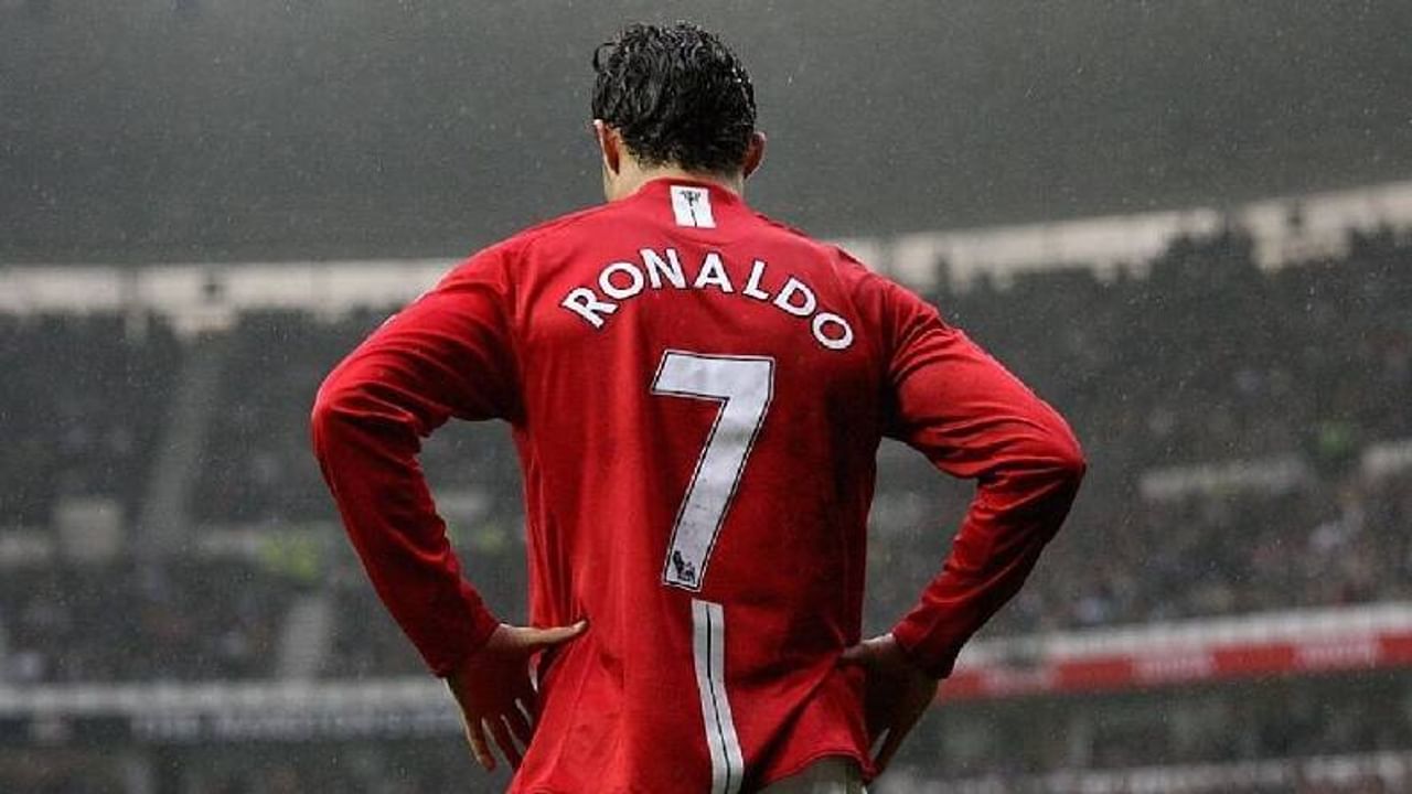 Cristiano Ronaldo...12 ವರ್ಷಗಳ ಸುದೀರ್ಘ ಕಾಯುವಿಕೆಯ ನಂತರ, ಫುಟ್​ಬಾಲ್ ಅಂಗಳದ ಆಕ್ರಮಣಕಾರಿ ಆಟಗಾರ ಕ್ರಿಸ್ಟಿಯಾನೊ ರೊನಾಲ್ಡೊ ಮತ್ತೆ ಮ್ಯಾಂಚೆಸ್ಟರ್​ ಯುನೈಟೆಡ್ ಕ್ಲಬ್​ಗೆ ಮರಳಿದ್ದಾರೆ. 2003 ರಲ್ಲಿ ಇಂಗ್ಲೆಂಡ್​ನಲ್ಲಿನ ಓಲ್ಡ್ ಟ್ರಾಫರ್ಡ್ ​ ಸ್ಟೇಡಿಯಮ್​ನಲ್ಲಿ ಮ್ಯಾಂಚೆಸ್ಟರ್ ಯುನೈಟೆಡ್​ ಕ್ಲಬ್ ಪರ ಮೊದಲ ಪಂದ್ಯವನ್ನಾಡಿದ್ದ ರೊನಾಲ್ಡೊ ಆ ಬಳಿಕ ಹಿಂತಿರುಗಿ ನೋಡಿಲ್ಲ. ಹಲವು ಕ್ಲಬ್​ ಪರ ಕಣಕ್ಕಿಳಿದು ವಿಶ್ವದ ಅತ್ಯಂತ ದುಬಾರಿ ಆಟಗಾರ ಎನಿಸಿಕೊಂಡಿದ್ದರು.