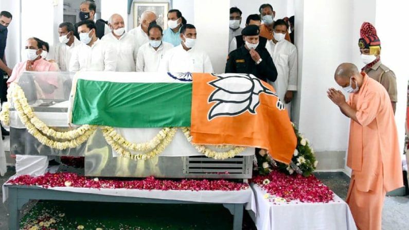 Kalyan Singh: ಕಲ್ಯಾಣ್ ಸಿಂಗ್ ಅಂತಿಮ ದರ್ಶನ; ರಾಷ್ಟ್ರಧ್ವಜದ ಮೇಲೆ ಪಕ್ಷದ ಬಾವುಟ ಹೊದಿಸಿ ಟೀಕೆಗೀಡಾದ ಬಿಜೆಪಿ Kalyan Singh: ಕಲ್ಯಾಣ್ ಸಿಂಗ್ ಅಂತಿಮ ದರ್ಶನ; ರಾಷ್ಟ್ರಧ್ವಜದ ಮೇಲೆ ಪಕ್ಷದ ಬಾವುಟ ಹೊದಿಸಿ ಟೀಕೆಗೀಡಾದ ಬಿಜೆಪಿ