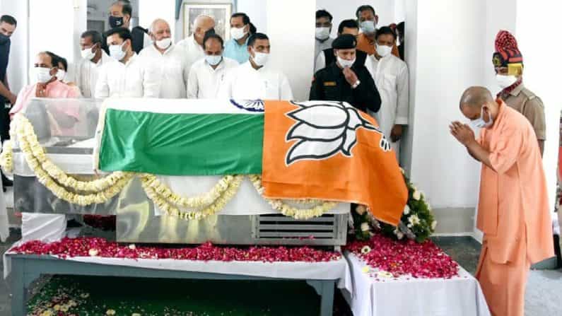 Kalyan Singh: ಕಲ್ಯಾಣ್ ಸಿಂಗ್ ಅಂತಿಮ ದರ್ಶನ; ರಾಷ್ಟ್ರಧ್ವಜದ ಮೇಲೆ ಪಕ್ಷದ ಬಾವುಟ ಹೊದಿಸಿ ಟೀಕೆಗೀಡಾದ ಬಿಜೆಪಿ Kalyan Singh: ಕಲ್ಯಾಣ್ ಸಿಂಗ್ ಅಂತಿಮ ದರ್ಶನ; ರಾಷ್ಟ್ರಧ್ವಜದ ಮೇಲೆ ಪಕ್ಷದ ಬಾವುಟ ಹೊದಿಸಿ ಟೀಕೆಗೀಡಾದ ಬಿಜೆಪಿ