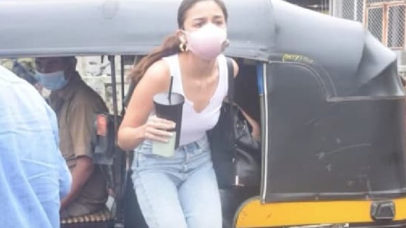 Alia Bhatt: ಚಿತ್ರೀಕರಣದ ಸೆಟ್ಗೆ ರಿಕ್ಷಾದಲ್ಲಿ ಬಂದ ಆಲಿಯಾ; ಅದೇನು ದೊಡ್ಡ ವಿಷಯ ಅಲ್ಲ ಎಂದು ಕುಟುಕಿದ ನೆಟ್ಟಿಗರು Alia Bhatt: ಚಿತ್ರೀಕರಣದ ಸೆಟ್ಗೆ ರಿಕ್ಷಾದಲ್ಲಿ ಬಂದ ಆಲಿಯಾ; ಅದೇನು ದೊಡ್ಡ ವಿಷಯ ಅಲ್ಲ ಎಂದು ಕುಟುಕಿದ ನೆಟ್ಟಿಗರು