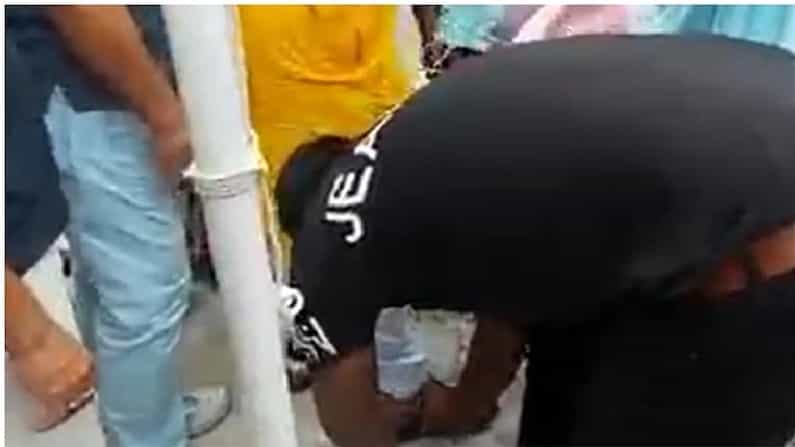 Viral Video: ಶಾಸಕನ ಕಾಲಿಗೆ ಶೂ ಹಾಕಿ, ಲೇಸ್ ಕಟ್ಟಿದ ಸರ್ಕಾರಿ ನೌಕರರು; ವೈರಲ್ ವಿಡಿಯೋಗೆ ಭಾರೀ ಟೀಕೆ Viral Video: ಶಾಸಕನ ಕಾಲಿಗೆ ಶೂ ಹಾಕಿ, ಲೇಸ್ ಕಟ್ಟಿದ ಸರ್ಕಾರಿ ನೌಕರರು; ವೈರಲ್ ವಿಡಿಯೋಗೆ ಭಾರೀ ಟೀಕೆ
