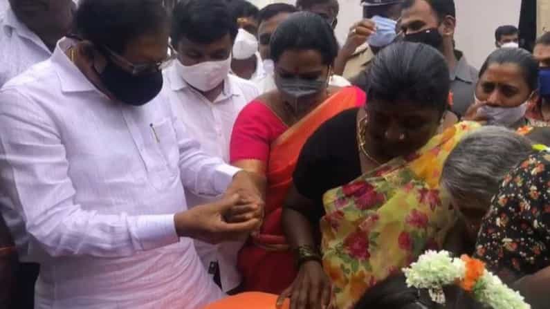 ಬಳೆಗಾರ ಚೆನ್ನಯ್ಯ ಬಾಗಿಲಿಗೆ ಬಂದಿಹೆನು.. ಜಾತ್ರೆಯಲ್ಲಿ ಮಹಿಳೆಯರಿಗೆ ಬಳೆ ಕೊಡಿಸಿದ ಮಾಜಿ ಡಿಸಿಎಂ ಪರಮೇಶ್ವರ್ ಬಳೆಗಾರ ಚೆನ್ನಯ್ಯ ಬಾಗಿಲಿಗೆ ಬಂದಿಹೆನು.. ಜಾತ್ರೆಯಲ್ಲಿ ಮಹಿಳೆಯರಿಗೆ ಬಳೆ ಕೊಡಿಸಿದ ಮಾಜಿ ಡಿಸಿಎಂ ಪರಮೇಶ್ವರ್