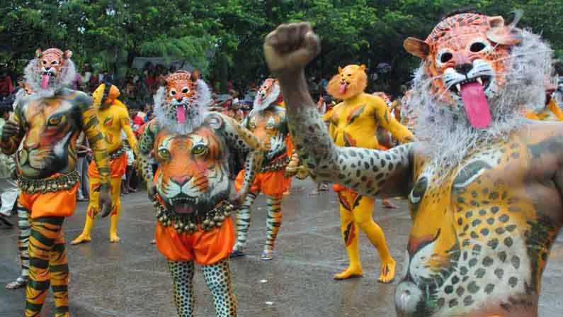 ಹುಲಿ ನೃತ್ಯ (Puli Kali): ಇದು ಓಣಂ ಹಬ್ಬದಲ್ಲಿ ಹಮ್ಮಿಕೊಳ್ಳಲಾಗುವ ಜಾನಪದ ನೃತ್ಯ. ಇದನ್ನು ಪುಲಿ ಕಲಿ ಎಂದು ಕರೆಯುತ್ತಾರೆ. ಪುಲಿ ಎಂದರೆ ಹುಲಿ ಎಂದರ್ಥ. ಮತ್ತು ಕಲಿ ಎಂದರೆ ನೃತ್ಯ ಎಂಬರ್ಥವನ್ನು ಸೂಚಿಸುತ್ತದೆ. ಪುರುಷರು ಹುಲಿಯ ವೇಷವನ್ನು ಧರಿಸಿ, ಪ್ರತೀ ಮನೆಯ ಮುಂದೆ ಬಂದು ನೃತ್ಯವನ್ನು ಮಾಡುತ್ತಾರೆ. ಇನ್ನು ಇದೇ ರೀತಿಯ ನೃತ್ಯವನ್ನು ಮಂಗಳೂರಿನಲ್ಲೂ ನಾವು ಇದೇ ನೃತ್ಯವನ್ನು ನೋಡಬಹುದು.