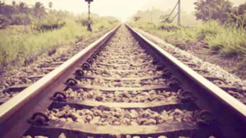 Odisha: ಏಳೆಂಟು ವಲಸೆ ಕಾರ್ಮಿಕರಿಗೆ ಡಿಕ್ಕಿ ಹೊಡೆದ ರೈಲು; ಮೂವರು ಸ್ಥಳದಲ್ಲೇ ಸಾವು Odisha: ಏಳೆಂಟು ವಲಸೆ ಕಾರ್ಮಿಕರಿಗೆ ಡಿಕ್ಕಿ ಹೊಡೆದ ರೈಲು; ಮೂವರು ಸ್ಥಳದಲ್ಲೇ ಸಾವು