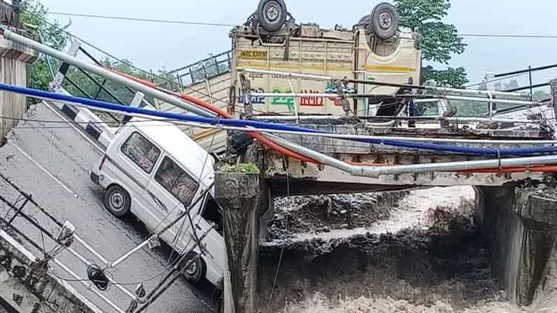 Uttarakhand Landslide ಡೆಹ್ರಾಡೂನ್-ಹೃಷಿಕೇಶ್ ಹೆದ್ದಾರಿಯಲ್ಲಿ ಮುರಿದು ಬಿದ್ದ ರಾಣಿ ಪೋಖರಿ ಸೇತುವೆ; ಹಲವೆಡೆ ಭೂಕುಸಿತ Uttarakhand Landslide ಡೆಹ್ರಾಡೂನ್-ಹೃಷಿಕೇಶ್ ಹೆದ್ದಾರಿಯಲ್ಲಿ ಮುರಿದು ಬಿದ್ದ ರಾಣಿ ಪೋಖರಿ ಸೇತುವೆ; ಹಲವೆಡೆ ಭೂಕುಸಿತ