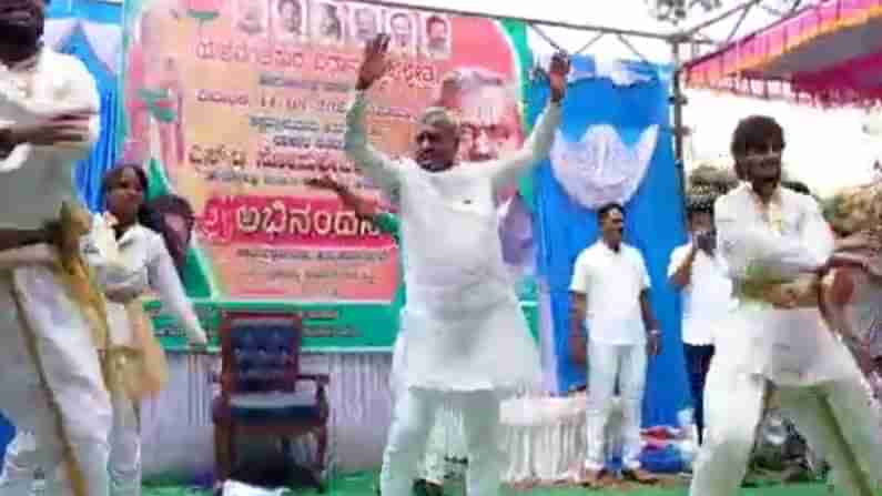 ಭಜರಂಗಿ ಹಾಡಿಗೆ ಸಖತ್ ಹೆಜ್ಜೆ ಹಾಕಿದ ಸಚಿವ ಎಸ್ಟಿ ಸೋಮಶೇಖರ್; ವಿಡಿಯೋ ನೋಡಿ