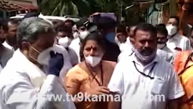 ಕದ್ರಾ ತಾಲೂಕಿನ ಪ್ರವಾಹ ಪೀಡಿದ ಜನರ ಸಮಸ್ಯೆಗಳನ್ನು ಅಲಿಸಿದ ವಿರೋಧ ಪಕ್ಷದ ನಾಯಕ ಸಿದ್ದರಾಮಯ್ಯ ಕದ್ರಾ ತಾಲೂಕಿನ ಪ್ರವಾಹ ಪೀಡಿದ ಜನರ ಸಮಸ್ಯೆಗಳನ್ನು ಅಲಿಸಿದ ವಿರೋಧ ಪಕ್ಷದ ನಾಯಕ ಸಿದ್ದರಾಮಯ್ಯ