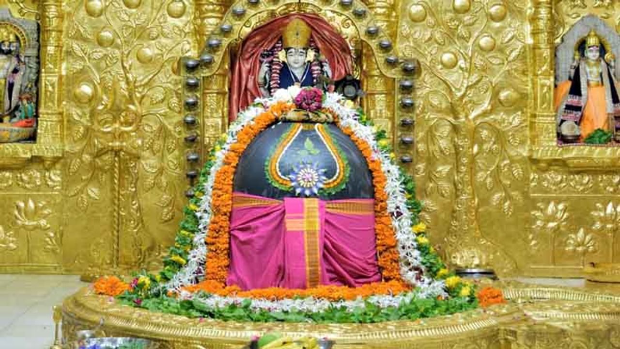 1. ಸೋಮನಾಥ ಜ್ಯೋತಿರ್ಲಿಂಗ, ಗುಜರಾತ್ (Somnath Jyotirlinga, Gujarat): ದೇಶದ ಒಟ್ಟು 12 ಜ್ಯೋತಿರ್ಲಿಂಗಗಳಲ್ಲಿ ಇದು ಮೊದಲನೆಯದು. ಸೋಮನಾಥ ಜ್ಯೋತಿರ್ಲಿಂಗವು ಗುಜರಾತ್‌ನ ಸೌರಾಷ್ಟ್ರದ ಅರೇಬಿಯನ್ ಸಮುದ್ರದ ದಡದಲ್ಲಿದೆ. ಶಿವ ಪುರಾಣದ ಪ್ರಕಾರ, ಪ್ರಜಾಪತಿ ದಕ್ಷನು ಚಂದ್ರನಿಗೆ ಕ್ಷಯರೋಗದ ಶಾಪ ನೀಡಿದಾಗ ಈ ಸ್ಥಳದಲ್ಲಿ, ಶಿವನನ್ನು ಆರಾಧಿಸುವ ಮತ್ತು ಧ್ಯಾನ ಮಾಡುವ ಮೂಲಕ, ಚಂದ್ರನಿಗೆ ಶಾಪದಿಂದ ಮುಕ್ತಿ ಸಿಕ್ಕಿತು. ಚಂದ್ರ ದೇವನೇ ಈ ಜ್ಯೋತಿರ್ಲಿಂಗವನ್ನು ಸ್ಥಾಪಿಸಿದರು ಎಂದು ನಂಬಲಾಗಿದೆ. ಹಾಗೂ ಈ ಕ್ಷೇತ್ರವನ್ನು ದರ್ಶಿಸಿದ ಶ್ರೀ ಕೃಷ್ಣ ತನ್ನ ಲೀಲೆಯಿಂದ ಬೆಳಗಿದ ದೀಪ ಇಂದಿಗೂ ಇಲ್ಲಿ ಉರಿಯುತ್ತಿದೆ ಎಂಬ ನಂಬಿಕೆ ಇದೆ. 