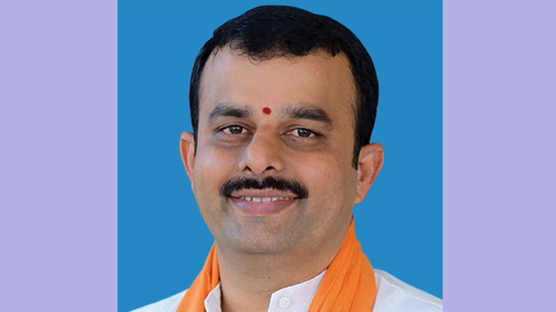 ರವೀಂದ್ರ ಕಲಾಕ್ಷೇತ್ರ ಮೆಟ್ಟಿಲಿನ ಮೇಲೆ ಕಡತಕ್ಕೆ ಸಹಿ ಹಾಕಿ, ಅಧಿಕಾರ ಸ್ವೀಕರಿಸಿದ ಕನ್ನಡ ಸಂಸ್ಕೃತಿ ಸಚಿವ ಸುನೀಲ್ ಕುಮಾರ್ ರವೀಂದ್ರ ಕಲಾಕ್ಷೇತ್ರ ಮೆಟ್ಟಿಲಿನ ಮೇಲೆ ಕಡತಕ್ಕೆ ಸಹಿ ಹಾಕಿ, ಅಧಿಕಾರ ಸ್ವೀಕರಿಸಿದ ಕನ್ನಡ ಸಂಸ್ಕೃತಿ ಸಚಿವ ಸುನೀಲ್ ಕುಮಾರ್
