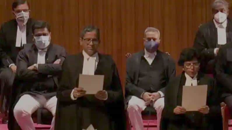 ಇತಿಹಾಸದಲ್ಲೇ ಮೊದಲು: ಸುಪ್ರೀಂಕೋರ್ಟ್ಗೆ ನೇಮಕವಾದ 9 ನ್ಯಾಯಮೂರ್ತಿಗಳಿಂದ ಒಟ್ಟಿಗೇ ಪ್ರಮಾಣವಚನ ಸ್ವೀಕಾರ ಇತಿಹಾಸದಲ್ಲೇ ಮೊದಲು: ಸುಪ್ರೀಂಕೋರ್ಟ್ಗೆ ನೇಮಕವಾದ 9 ನ್ಯಾಯಮೂರ್ತಿಗಳಿಂದ ಒಟ್ಟಿಗೇ ಪ್ರಮಾಣವಚನ ಸ್ವೀಕಾರ