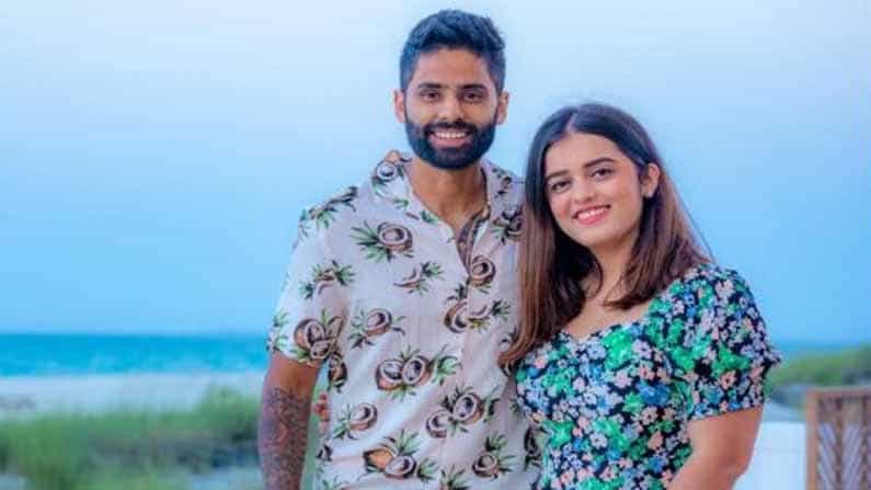 ಎರಡು ತಿಂಗಳ ನಂತರ ಪತ್ನಿ ತನ್ನನ್ನು ಸೇರಿಕೊಂಡ ಸಂತೋಷಕ್ಕೆ ಲಂಡನ್ ಬೀದಿಗಳಲ್ಲಿ ಆಕೆಯೊಂದಿಗೆ ಕುಣಿದ ಸೂರ್ಯಕುಮಾರ್ ಯಾದವ್! ಎರಡು ತಿಂಗಳ ನಂತರ ಪತ್ನಿ ತನ್ನನ್ನು ಸೇರಿಕೊಂಡ ಸಂತೋಷಕ್ಕೆ ಲಂಡನ್ ಬೀದಿಗಳಲ್ಲಿ ಆಕೆಯೊಂದಿಗೆ ಕುಣಿದ ಸೂರ್ಯಕುಮಾರ್ ಯಾದವ್!