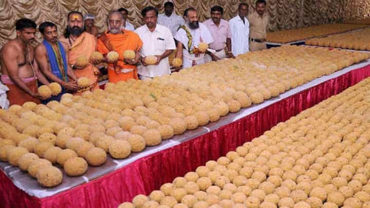 ತಿರುಪತಿ ಲಡ್ಡುಗಳಿಗೆ ಶತಮಾನಗಳ ಇತಿಹಾಸವಿದೆ, ಪ್ರಸಾದದ ರೂಪದಲ್ಲಿ ಸಿಗುವ ಲಡ್ಡು ದೇವಸ್ಥಾನದ ಅಡುಗೆ ಕೋಣೆಯಲ್ಲಿ ತಯಾರಾಗುತ್ತದೆ ತಿರುಪತಿ ಲಡ್ಡುಗಳಿಗೆ ಶತಮಾನಗಳ ಇತಿಹಾಸವಿದೆ, ಪ್ರಸಾದದ ರೂಪದಲ್ಲಿ ಸಿಗುವ ಲಡ್ಡು ದೇವಸ್ಥಾನದ ಅಡುಗೆ ಕೋಣೆಯಲ್ಲಿ ತಯಾರಾಗುತ್ತದೆ