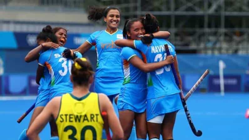 Tokyo Olympics 2020: ಒಲಿಂಪಿಕ್ಸ್ನಲ್ಲಿ ದಾಖಲೆ ಬರೆದ ಭಾರತದ ಮಹಿಳಾ ಹಾಕಿ ತಂಡ; ಸೆಮಿಫೈನಲ್ಗೆ ಲಗ್ಗೆ Tokyo Olympics 2020: ಒಲಿಂಪಿಕ್ಸ್ನಲ್ಲಿ ದಾಖಲೆ ಬರೆದ ಭಾರತದ ಮಹಿಳಾ ಹಾಕಿ ತಂಡ; ಸೆಮಿಫೈನಲ್ಗೆ ಲಗ್ಗೆ