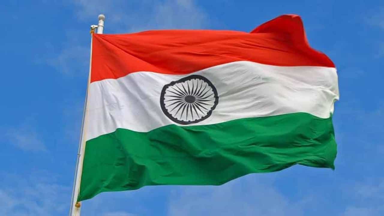 ಆಕಾಶದಲ್ಲಿ ತಿರಂಗ ಹಾರುವುದನ್ನು ನೋಡುತ್ತಾ ಜನಗನಮನ ಹಾಡುತ್ತಿದ್ದರೆ ಮೈಮನಗಳಲ್ಲಿ ರೋಮಾಂಚನ! ಆಕಾಶದಲ್ಲಿ ತಿರಂಗ ಹಾರುವುದನ್ನು ನೋಡುತ್ತಾ ಜನಗನಮನ ಹಾಡುತ್ತಿದ್ದರೆ ಮೈಮನಗಳಲ್ಲಿ ರೋಮಾಂಚನ!