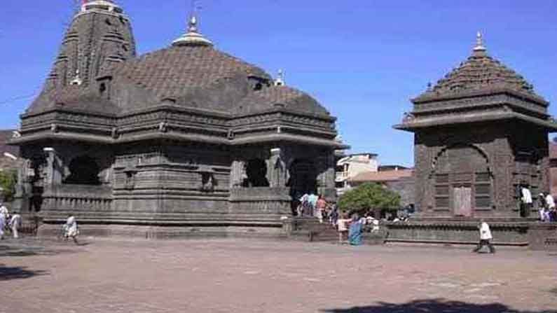 8. ತ್ರಯಂಬಕೇಶ್ವರ ಜ್ಯೋತಿರ್ಲಿಂಗ, ಮಹಾರಾಷ್ಟ್ರ (Trimbakeshwar Jyotirlinga, Maharashtra): ತ್ರಿಂಬಕೇಶ್ವರ ಜ್ಯೋತಿರ್ಲಿಂಗ ಮಹಾರಾಷ್ಟ್ರದ ನಾಸಿಕ್‌ನಿಂದ ಪಶ್ಚಿಮಕ್ಕೆ 30 ಕಿ.ಮೀ ದೂರದಲ್ಲಿದೆ. ಗೋದಾವರಿ ನದಿಯ ದಡದಲ್ಲಿರುವ ಈ ದೇವಾಲಯವು ಕಪ್ಪು ಕಲ್ಲುಗಳಿಂದ ಮಾಡಲ್ಪಟ್ಟಿದೆ. ಗೌತಮ ಋಷಿ ಮತ್ತು ಗೋದಾವರಿಯ ಪ್ರಾರ್ಥನೆಯ ಮೇರೆಗೆ ಶಿವನು ಈ ಸ್ಥಳದಲ್ಲಿ ವಾಸಿಸಲು ನಿರ್ಧರಿಸಿದನು ಮತ್ತು ತ್ರಯಂಬಕೇಶ್ವರ ಎಂಬ ಹೆಸರಿನಿಂದ ಪ್ರಸಿದ್ಧನಾದನು ಎಂದು ಶಿವಪುರಾಣದಲ್ಲಿ ವಿವರಿಸಲಾಗಿದೆ.