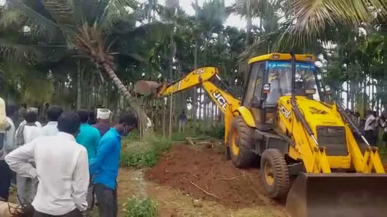 ಕಾರ್ಖಾನೆ ರಸ್ತೆಗಾಗಿ ಅಡಕೆ ಮರಗಳ ತೆರವು; ರೈತರಿಗೆ ನೋಟಿಸ್ ನೀಡದೆ ತಿಪಟೂರು ತಹಶಿಲ್ದಾರ್ ಏಕಾಏಕಿ ಕಾರ್ಯಾಚರಣೆ ಕಾರ್ಖಾನೆ ರಸ್ತೆಗಾಗಿ ಅಡಕೆ ಮರಗಳ ತೆರವು; ರೈತರಿಗೆ ನೋಟಿಸ್ ನೀಡದೆ ತಿಪಟೂರು ತಹಶಿಲ್ದಾರ್ ಏಕಾಏಕಿ ಕಾರ್ಯಾಚರಣೆ