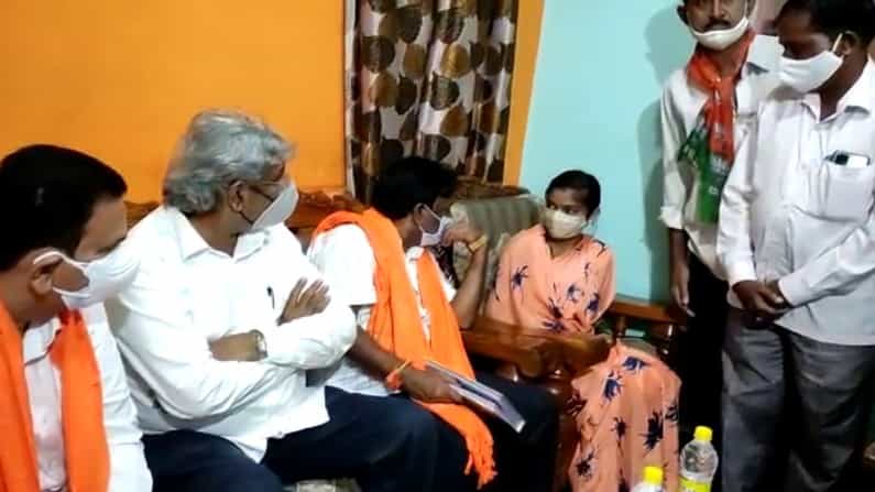 ಜನಾಶೀರ್ವಾದ ಕಾರ್ಯಕ್ರಮದ ಅತ್ಯುತ್ಸಾಹದಲ್ಲಿ ಹಾಲಿ ಯೋಧನ ಮನೆಗೆ ತೆರಳಿ ಸಾಂತ್ವನ ಹೇಳಿದ ಕೇಂದ್ರ ಸಚಿವ ನಾರಾಯಣಸ್ವಾಮಿ! ಜನಾಶೀರ್ವಾದ ಕಾರ್ಯಕ್ರಮದ ಅತ್ಯುತ್ಸಾಹದಲ್ಲಿ ಹಾಲಿ ಯೋಧನ ಮನೆಗೆ ತೆರಳಿ ಸಾಂತ್ವನ ಹೇಳಿದ ಕೇಂದ್ರ ಸಚಿವ ನಾರಾಯಣಸ್ವಾಮಿ!
