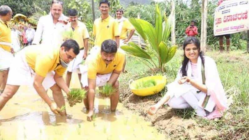 ಸ್ವತಃ ಕೆಸರು ಗದ್ದೆಗಿಳಿದು ಭತ್ತ ನಾಟಿ ಮಾಡಿದ ಉತ್ತರಕನ್ನಡ ಜಿಲ್ಲಾಧಿಕಾರಿ ಸ್ವತಃ ಕೆಸರು ಗದ್ದೆಗಿಳಿದು ಭತ್ತ ನಾಟಿ ಮಾಡಿದ ಉತ್ತರಕನ್ನಡ ಜಿಲ್ಲಾಧಿಕಾರಿ