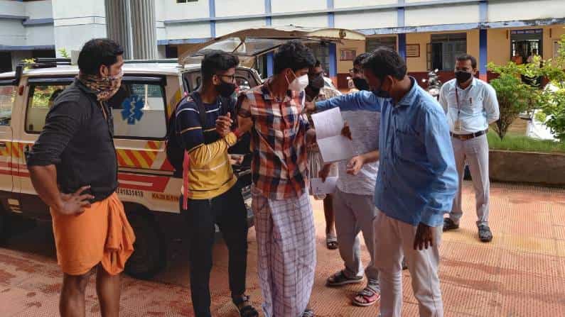 ಉಡುಪಿ: ಅಪಘಾತವಾದರೂ ಆಂಬುಲೆನ್ಸ್ನಲ್ಲಿಯೇ ಕಾಲೇಜಿಗೆ ಆಗಮಿಸಿ ಪರೀಕ್ಷೆ ಬರೆದ ವಿದ್ಯಾರ್ಥಿಗಳು ಉಡುಪಿ: ಅಪಘಾತವಾದರೂ ಆಂಬುಲೆನ್ಸ್ನಲ್ಲಿಯೇ ಕಾಲೇಜಿಗೆ ಆಗಮಿಸಿ ಪರೀಕ್ಷೆ ಬರೆದ ವಿದ್ಯಾರ್ಥಿಗಳು