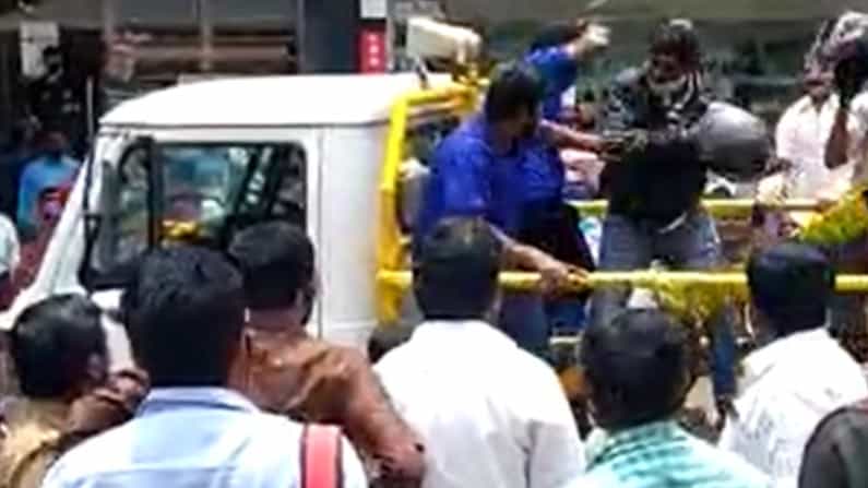ಬೆಂಗಳೂರಿನ ಇಂದಿರಾನಗರ ಮೆಟ್ರೋ ಬಳಿ ಟೋಯಿಂಗ್ ಸಿಬ್ಬಂದಿ ಮೇಲೆ ಹಲ್ಲೆ ಬೆಂಗಳೂರಿನ ಇಂದಿರಾನಗರ ಮೆಟ್ರೋ ಬಳಿ ಟೋಯಿಂಗ್ ಸಿಬ್ಬಂದಿ ಮೇಲೆ ಹಲ್ಲೆ