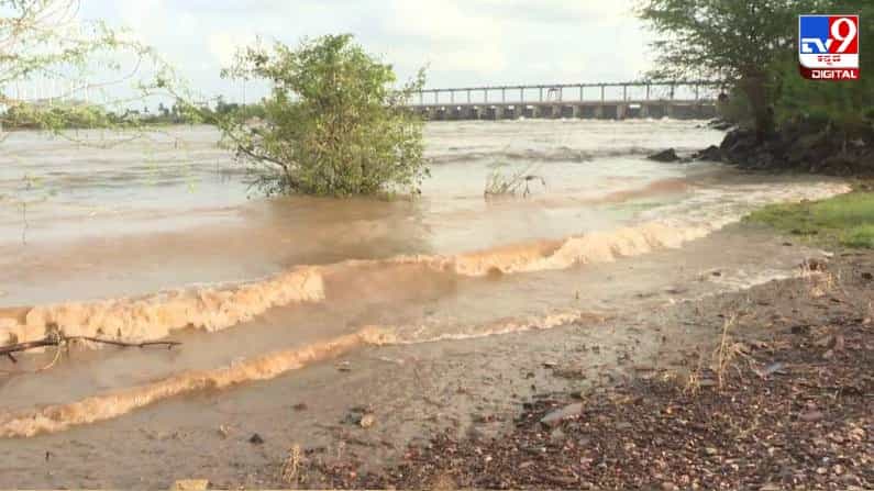 ನದಿಯಾಗಿ ಬದಲಾಗುತ್ತಿದೆ ರೈತರ ನೂರಾರು ಎಕರೆ ಕೃಷಿ ಭೂಮಿ; ಇಂದು ಇದ್ದ ಜಮೀನು ನಾಳೆ ಇರುವುದೇ ಅನುಮಾನ ನದಿಯಾಗಿ ಬದಲಾಗುತ್ತಿದೆ ರೈತರ ನೂರಾರು ಎಕರೆ ಕೃಷಿ ಭೂಮಿ; ಇಂದು ಇದ್ದ ಜಮೀನು ನಾಳೆ ಇರುವುದೇ ಅನುಮಾನ