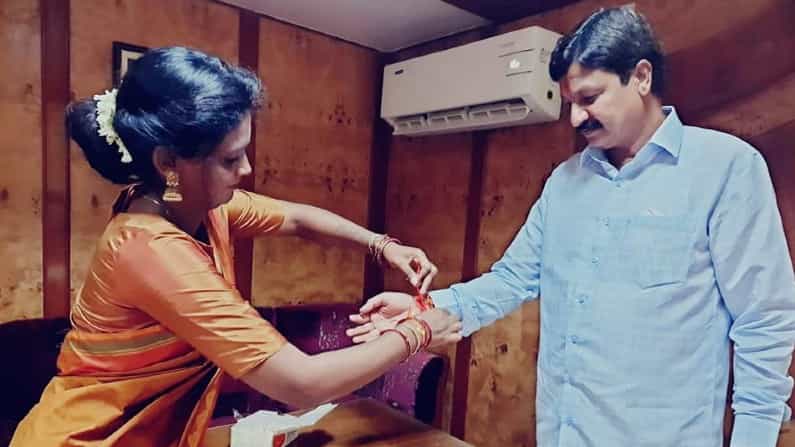 Raksha Bandhan 2021: ಗೋಕಾಕ ಶಾಸಕ ರಮೇಶ್ ಜಾರಕಿಹೊಳಿಗೆ ಬಿಜೆಪಿ ಕಾರ್ಯಕರ್ತೆಯರ ರಾಖಿ ಬಂಧನ Raksha Bandhan 2021: ಗೋಕಾಕ ಶಾಸಕ ರಮೇಶ್ ಜಾರಕಿಹೊಳಿಗೆ ಬಿಜೆಪಿ ಕಾರ್ಯಕರ್ತೆಯರ ರಾಖಿ ಬಂಧನ