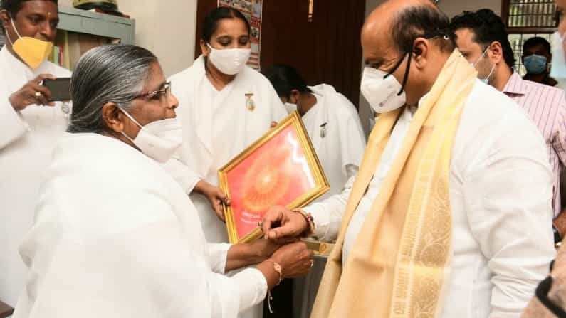 ಮುಖ್ಯಮಂತ್ರಿ ಬಸವರಾಜ ಬೊಮ್ಮಾಯಿಗೂ ಸಹೋದರಿಯರ ರಕ್ಷಾ ಬಂಧನ ಮುಖ್ಯಮಂತ್ರಿ ಬಸವರಾಜ ಬೊಮ್ಮಾಯಿಗೂ ಸಹೋದರಿಯರ ರಕ್ಷಾ ಬಂಧನ