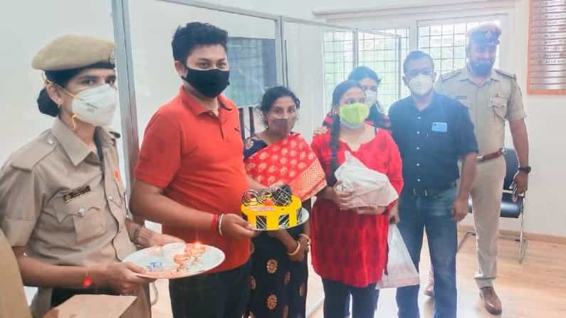 ಕಾಣೆಯಾಗಿದ್ದ ತಂಗಿಯನ್ನು ರಕ್ಷಾ ಬಂಧನದಂದೇ ಅಣ್ಣನಿಗೆ ಹುಡುಕಿಕೊಟ್ಟ ಪೊಲೀಸರು ಕಾಣೆಯಾಗಿದ್ದ ತಂಗಿಯನ್ನು ರಕ್ಷಾ ಬಂಧನದಂದೇ ಅಣ್ಣನಿಗೆ ಹುಡುಕಿಕೊಟ್ಟ ಪೊಲೀಸರು