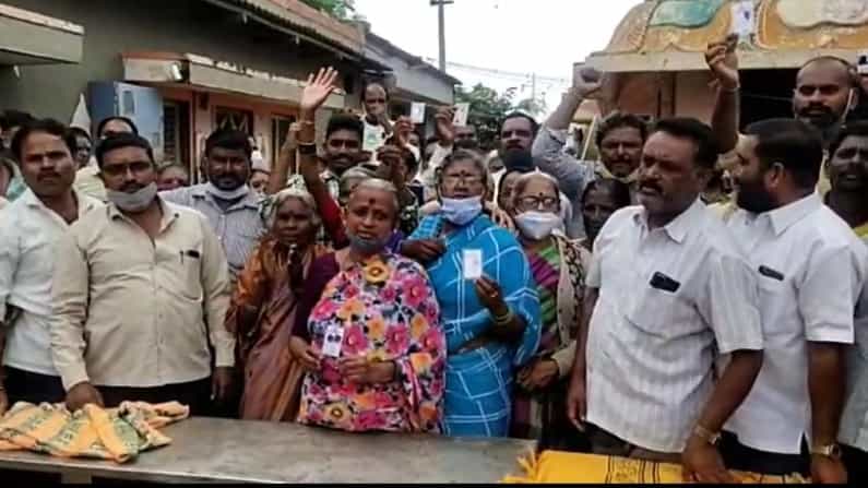 ದೊಡ್ಡಬಳ್ಳಾಪುರ ನಗರಸಭೆ ಚುನಾವಣೆ; ಮತದಾರರ ಪಟ್ಟಿಯಲ್ಲಿ ತಮ್ಮನ್ನು ಸೇರಿಸಿಲ್ಲವೆಂದು ಸ್ಥಳೀಯ 1,540 ನಿವಾಸಿಗಳಿಂದ ಪ್ರತಿಭಟನೆ ದೊಡ್ಡಬಳ್ಳಾಪುರ ನಗರಸಭೆ ಚುನಾವಣೆ; ಮತದಾರರ ಪಟ್ಟಿಯಲ್ಲಿ ತಮ್ಮನ್ನು ಸೇರಿಸಿಲ್ಲವೆಂದು ಸ್ಥಳೀಯ 1,540 ನಿವಾಸಿಗಳಿಂದ ಪ್ರತಿಭಟನೆ
