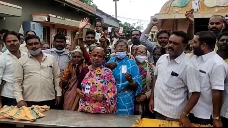 ದೊಡ್ಡಬಳ್ಳಾಪುರ ನಗರಸಭೆ ಚುನಾವಣೆ; ಮತದಾರರ ಪಟ್ಟಿಯಲ್ಲಿ ತಮ್ಮನ್ನು ಸೇರಿಸಿಲ್ಲವೆಂದು ಸ್ಥಳೀಯ 1,540 ನಿವಾಸಿಗಳಿಂದ ಪ್ರತಿಭಟನೆ ದೊಡ್ಡಬಳ್ಳಾಪುರ ನಗರಸಭೆ ಚುನಾವಣೆ; ಮತದಾರರ ಪಟ್ಟಿಯಲ್ಲಿ ತಮ್ಮನ್ನು ಸೇರಿಸಿಲ್ಲವೆಂದು ಸ್ಥಳೀಯ 1,540 ನಿವಾಸಿಗಳಿಂದ ಪ್ರತಿಭಟನೆ