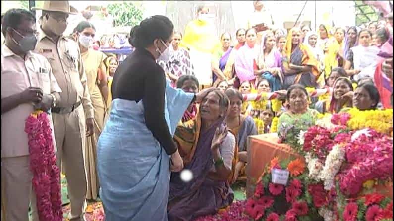 ಯೋಧನ ಅಂತ್ಯಕ್ರಿಯೆ ವೇಳೆ ಜಿಲ್ಲಾಧಿಕಾರಿ, ಎಸ್ಪಿ ಕಣ್ಣಲ್ಲಿ ನೀರು; ಮಾತೃ ಹೃದಯಿ ಅಧಿಕಾರಿಗಳ ಕಂಡು ಭಾವೋದ್ವೇಗಗೊಂಡ ಜನರು ಯೋಧನ ಅಂತ್ಯಕ್ರಿಯೆ ವೇಳೆ ಜಿಲ್ಲಾಧಿಕಾರಿ, ಎಸ್ಪಿ ಕಣ್ಣಲ್ಲಿ ನೀರು; ಮಾತೃ ಹೃದಯಿ ಅಧಿಕಾರಿಗಳ ಕಂಡು ಭಾವೋದ್ವೇಗಗೊಂಡ ಜನರು