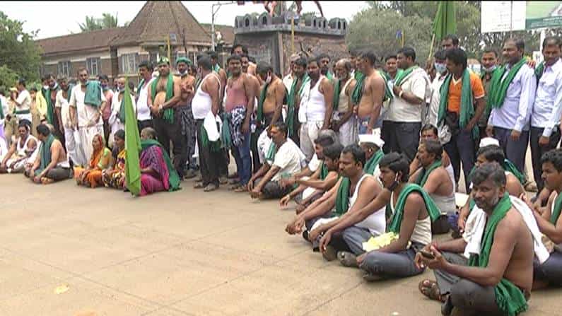 ವಿದ್ಯುತ್ ಖಾಸಗೀಕರಣ ವಿರೋಧಿಸಿ ರೈತರಿಂದ ಅರೆಬೆತ್ತಲೆ ಪ್ರತಿಭಟನೆ ವಿದ್ಯುತ್ ಖಾಸಗೀಕರಣ ವಿರೋಧಿಸಿ ರೈತರಿಂದ ಅರೆಬೆತ್ತಲೆ ಪ್ರತಿಭಟನೆ