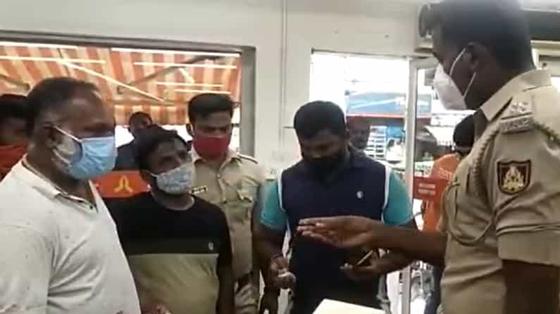 ಸೋನಾಮಸೂರಿ ಅಕ್ಕಿಯಲ್ಲಿ ಪ್ಲಾಸ್ಟಿಕ್ ಪತ್ತೆ ಆರೋಪ; ಸೂಪರ್ ಮಾರ್ಕೆಟ್ ಎದುರು ಗ್ರಾಹಕರ ಧರಣಿ ಸೋನಾಮಸೂರಿ ಅಕ್ಕಿಯಲ್ಲಿ ಪ್ಲಾಸ್ಟಿಕ್ ಪತ್ತೆ ಆರೋಪ; ಸೂಪರ್ ಮಾರ್ಕೆಟ್ ಎದುರು ಗ್ರಾಹಕರ ಧರಣಿ