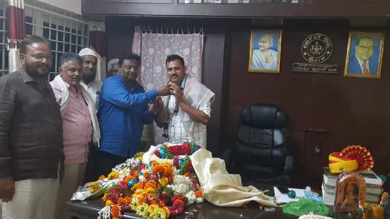 ಪೊಲೀಸ್ ಸ್ಟೇಷನ್ನಲ್ಲೇ ಬರ್ತಡೇ ಆಚರಣೆ; ಬಂಕಾಪುರ ಪಿಎಸ್ಐ ಅಮಾನತು ಪೊಲೀಸ್ ಸ್ಟೇಷನ್ನಲ್ಲೇ ಬರ್ತಡೇ ಆಚರಣೆ; ಬಂಕಾಪುರ ಪಿಎಸ್ಐ ಅಮಾನತು