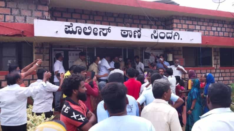 ಅತ್ಯಾಚಾರ ಆರೋಪಿ ಆತ್ಮಹತ್ಯೆ; ಮಾನವ ಹಕ್ಕು ನಿಯಮದ ಪ್ರಕಾರ ಆರೋಪಿಯನ್ನು ಬಂಧಿಸಿದ ನಾಲ್ವರು ಪೊಲೀಸರ ಅಮಾನತು ಅತ್ಯಾಚಾರ ಆರೋಪಿ ಆತ್ಮಹತ್ಯೆ; ಮಾನವ ಹಕ್ಕು ನಿಯಮದ ಪ್ರಕಾರ ಆರೋಪಿಯನ್ನು ಬಂಧಿಸಿದ ನಾಲ್ವರು ಪೊಲೀಸರ ಅಮಾನತು