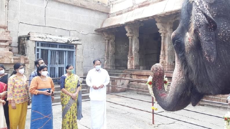 ಹಂಪಿಗೆ ಇಂದು ಉಪರಾಷ್ಟ್ರಪತಿ ವೆಂಕಯ್ಯ ನಾಯ್ಡು ಭೇಟಿ ನೀಡಿದ್ದಾರೆ. ಕುಟುಂಬ ಸಮೇತರಾಗಿ ಆಗಮಿಸಿ ಉಪರಾಷ್ಟ್ರಪತಿ ವೆಂಕಯ್ಯ ನಾಯ್ಡು, ಹಂಪಿಯ ಶ್ರೀ ವಿರೂಪಾಕ್ಷ ದೇಗುಲ, ಲೋಟಸ್ ಮಹಲ್
ವಿಜಯ ವಿಠ್ಠಲ ದೇಗುಲ ವೀಕ್ಷಿಸಿದ್ದಾರೆ. ಈ ನಿಟ್ಟಿನಲ್ಲಿ ಹಂಪಿಯಲ್ಲಿ ಇಂದು ಪೊಲೀಸ್ ಭದ್ರತೆ ಮಾಡಲಾಗಿದೆ.
