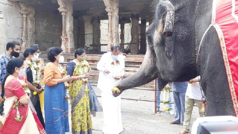 ಹಂಪಿಯ ವಿಶ್ವ ಪಾರಂಪರಿಕ ತಾಣಗಳನ್ನು ವೀಕ್ಷಿಸಲು ಇಂದು ಉಪರಾಷ್ಟ್ರಪತಿ ಎಂ. ವೆಂಕಯ್ಯ ನಾಯ್ಡು ಹಾಗೂ ಅವರ ಧರ್ಮಪತ್ನಿ ಎಂ. ಉಷಾ ಆಗಮಿಸಿದ್ದಾರೆ. ವಿಜಯನಗರ ಜಿಲ್ಲಾ ಕೇಂದ್ರವಾದ ಹೊಸಪೇಟೆಯ ಮುನ್ಸಿಪಲ್ ಮೈದಾನಕ್ಕೆ ನಿನ್ನೆ ಸಂಜೆ ಆಗಮಿಸಿದ್ದರು. ಆ ಬಳಿಕ ಇಂದು ಮುಂಜಾನೆ ಹಂಪಿಗೆ ಆಗಮಿಸಿದ್ದಾರೆ.