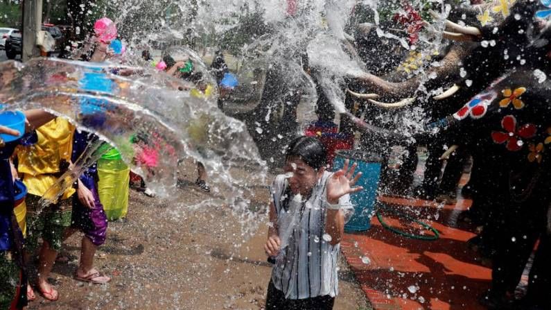 ಥೈಲ್ಯಾಂಡ್​ನಲ್ಲಿ ಹೊಸ ವರ್ಷದ ಸಲುವಾಗಿ ಆಚರಿಸಲಾಗುವ ಹಬ್ಬದಲ್ಲಿ ನೀರಾಟದಲ್ಲಿ ತೊಡಗಿರುವ ಆನೆ