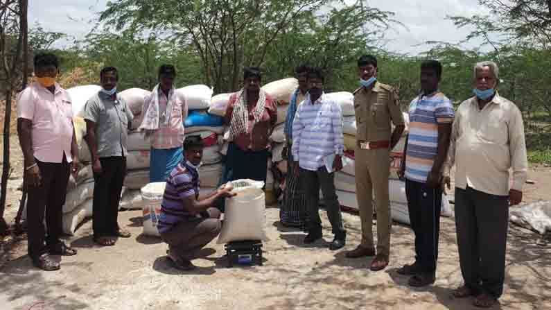 Anna Bhagya Scheme Rice: ಪೊದೆಯಲ್ಲಿ ಬಚ್ಚಿಟ್ಟಿದ್ದ 146 ಚೀಲ ಅನ್ನಭಾಗ್ಯ ಅಕ್ಕಿ ವಶ | Anna bhagya scheme rice fraud in chitradurga police seized 146 rice packet | TV9 Kannada